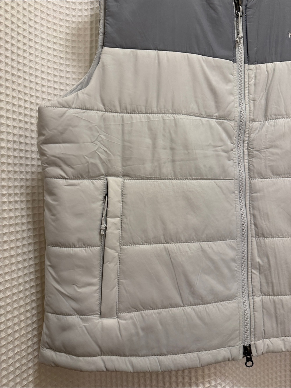 The North Face Light Two Tone Gray Puffer Vest - NWT L - Picture 4 of 11